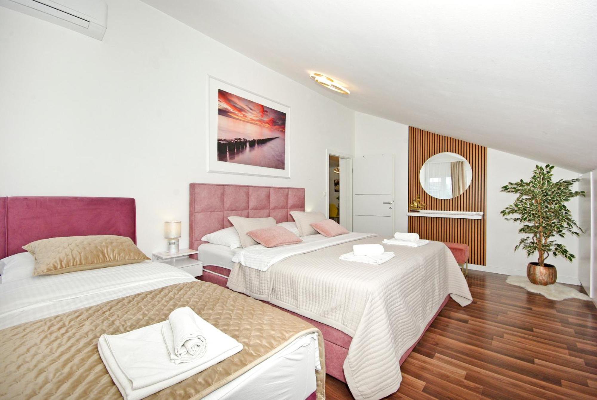 Naomi Apartment Split